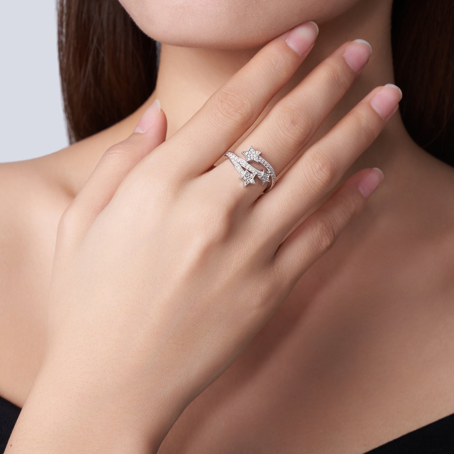 A Luxurious And Fashionable Minimalist Jewelry